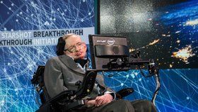 Steven Hawking je nejslavnějším teoretickým fyzikem. Kvůli nemoci ALS měl zemřít, postup choroby se ale zastavil, když byl téměř celý paralyzován. K mluvení používá zvukový syntetizátor.