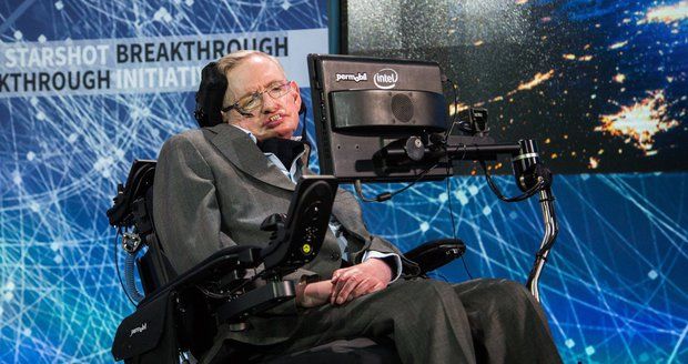 Steven Hawking je nejslavnějším teoretickým fyzikem. Kvůli nemoci ALS měl zemřít, postup choroby se ale zastavil, když byl téměř celý paralyzován. K mluvení používá zvukový syntetizátor.