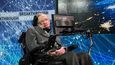Steven Hawking je nejslavnějším teoretickým fyzikem. Kvůli nemoci ALS měl zemřít, postup choroby se ale zastavil, když byl téměř celý paralyzován. K mluvení používá zvukový syntetizátor.