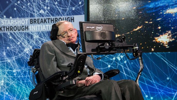 Steven Hawking je nejslavnějším teoretickým fyzikem. Kvůli nemoci ALS měl zemřít, postup choroby se ale zastavil, když byl téměř celý paralyzován. K mluvení používá zvukový syntetizátor.