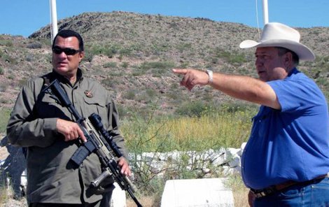 Steven Seagal (vlevo) je pravou rukou šerifa Arvina Westa.