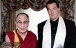Steven Seagal je buddhista, honosí se fotkou s dalajlamou.