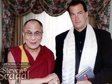 Steven Seagal je buddhista, honosí se fotkou s dalajlamou.