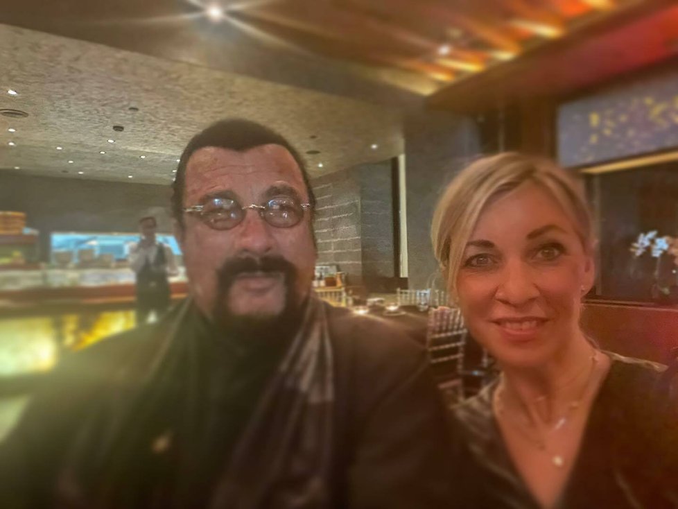 Steven Seagal a Marija Zacharovová, mluvčí ministerstva zahraničí RF.