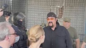 ONLINE: Steven Seagal vyrazil na Donbas. Navštívil i věznici, kde došlo k masakru pluku Azov