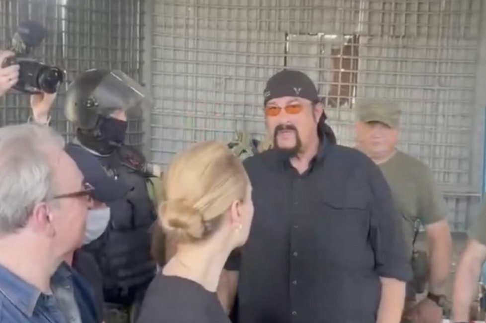 Herec Steven Seagal ve věznici Olenivka na Donbase (9. 8. 2022)