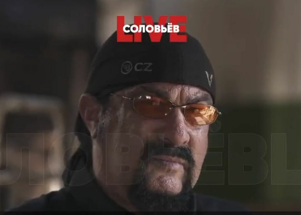 Steven Seagal v čepici ČZ.