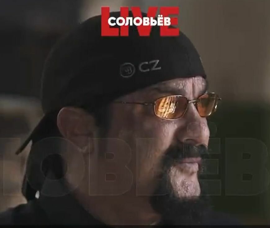 Steven Seagal v čepici ČZ.