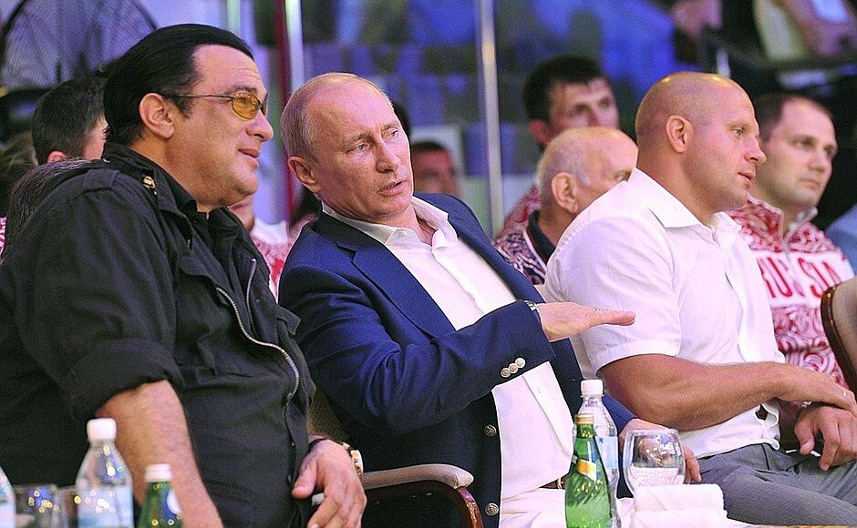 Vladimir Putin a Steven Seagal v Soči na turnaji bojových umění (2012).