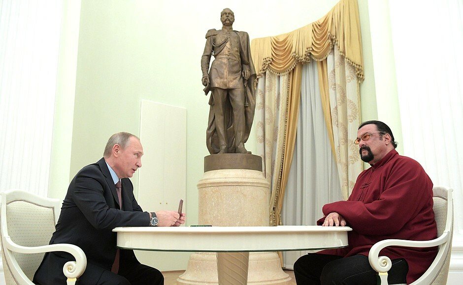 Vladimir Putin udělil roku 2016 ruský pas Stevenu Seagalovi.