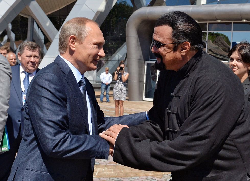 Steven Seagal přebírá ruský pas.