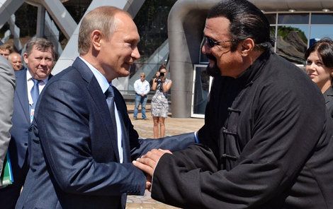 Steven Seagal přebírá ruský pas