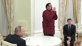 Steven Seagal přebírá ruský pas.