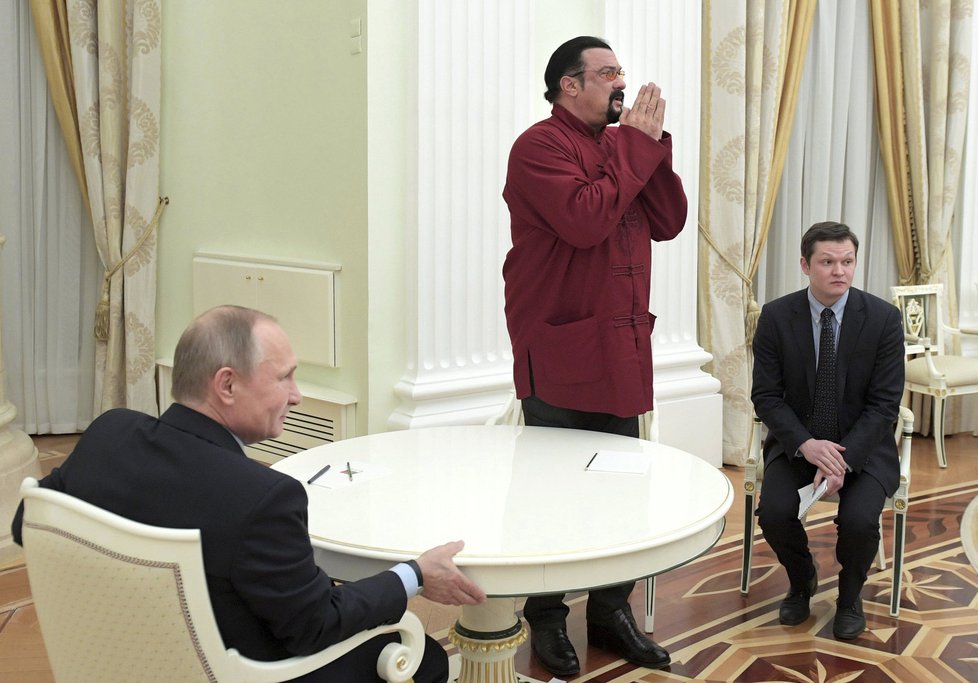 Steven Seagal přebírá ruský pas.