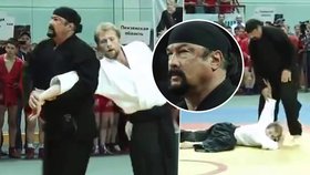 Steven Seagal se pořádně ztrapnil v Moskvě.