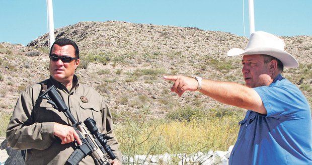 Dnes loví Steven Seagal jako zástupce šerifa skutečné zločince a kriminálníky...
