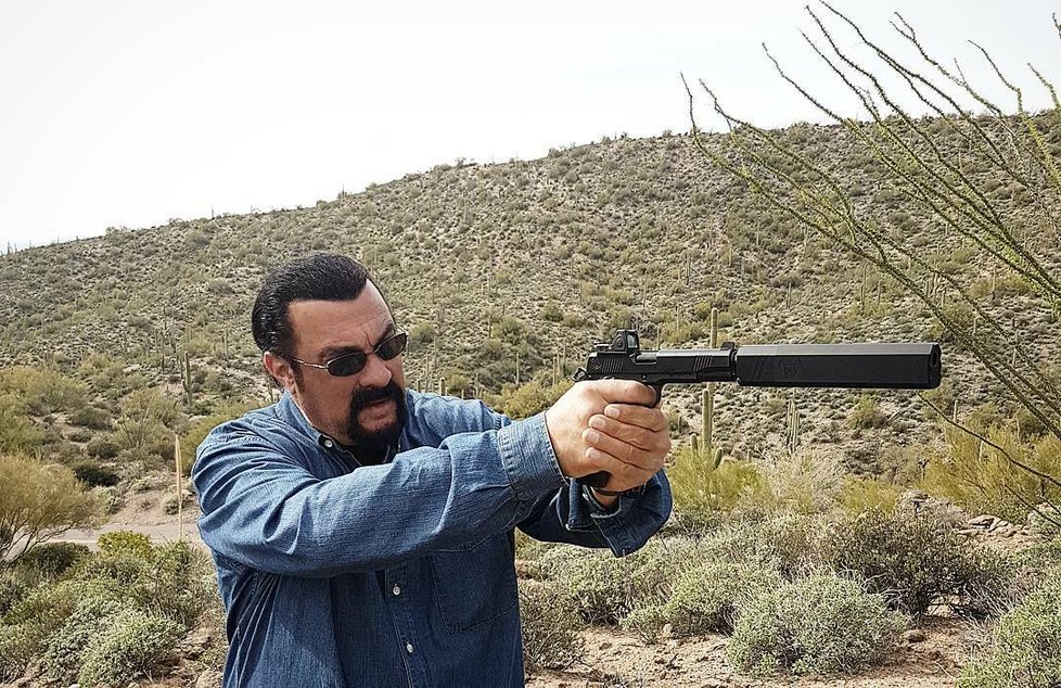 Akční hvězda 90. let Steven Seagal.