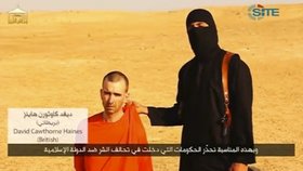 Teroristé vyhrožují popravou dalšího tentokrát britského zajatce Davida Hainese