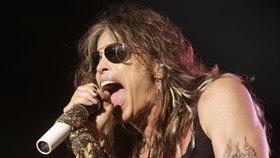 Steven Tyler z Aerosmith se při tanci zřítil z pódia