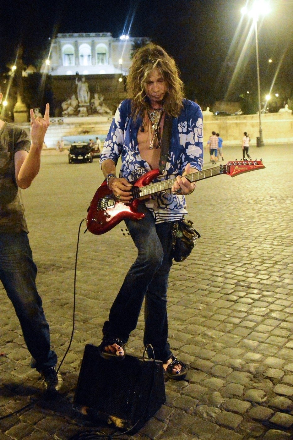 Nakonec dorazil na náměstíčko Piazza del Popolo, kde přihlížejícímu davu zahrál pár svých oblíbených kousků.