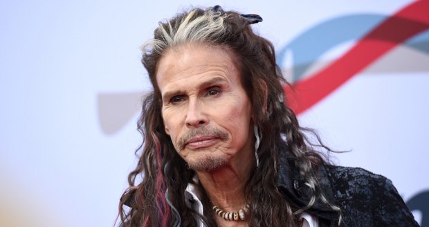 Steven Tyler má problém kvůli údajným sexuálním útokům na nezletilé dívky.