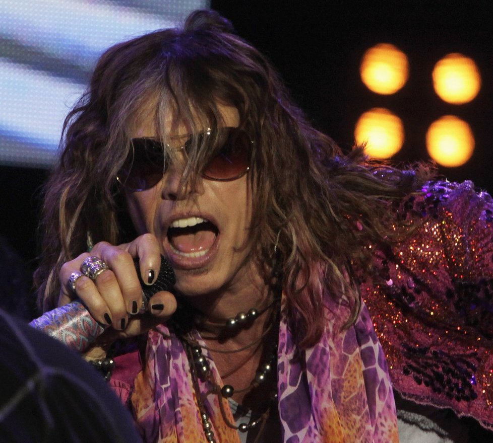 Steven Tyler měl na začátku svého paraguajského koncertu na očích brýle.