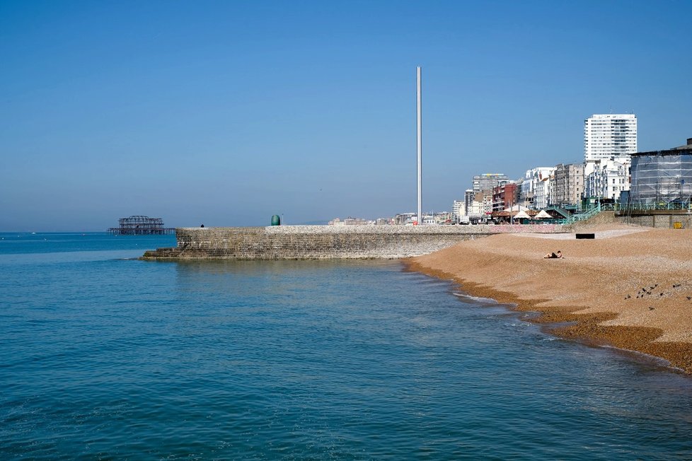 Brightonská pláž, kde se policista utopil.