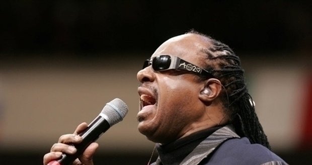 Jednou z nevidomých celebrit, které si stěžují na dotykové ovládání, je Stevie Wonder