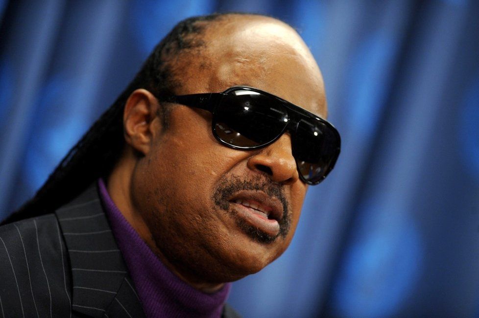 Stevie Wonder, slepý zpěvák s nadpozemským hlasem, se probudil z kómatu s částečnou ztrátou čichu.