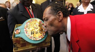 Smutek králů. Na pohřbu legendy plakali Kličkové, Lewis i Holyfield