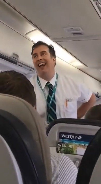 Steward bavil cestující během bezpečnostní ukázky