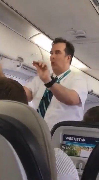 Steward bavil cestující během bezpečnostní ukázky