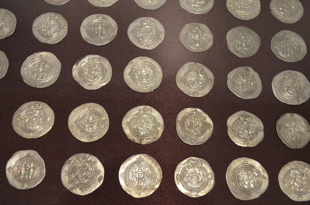 Stříbrný poklad. Stříbrné drachmy Sásánovců a Bílých Hunů z Herátu. Padesát minci nalezených v Afghánistánu je vystaveno poprvé. Jsou z 6. až první poloviny 7. století.