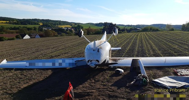 Dvoumístný ultralight nouzově přistál na poli a převrátil se. Jeden člověk se při manévru zranil.