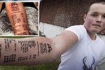 Tetování za trest: Takhle se kamarádi pomstili Stianovi Ytterdahlovi za to, že se víc než jim věnoval děvčatům.
