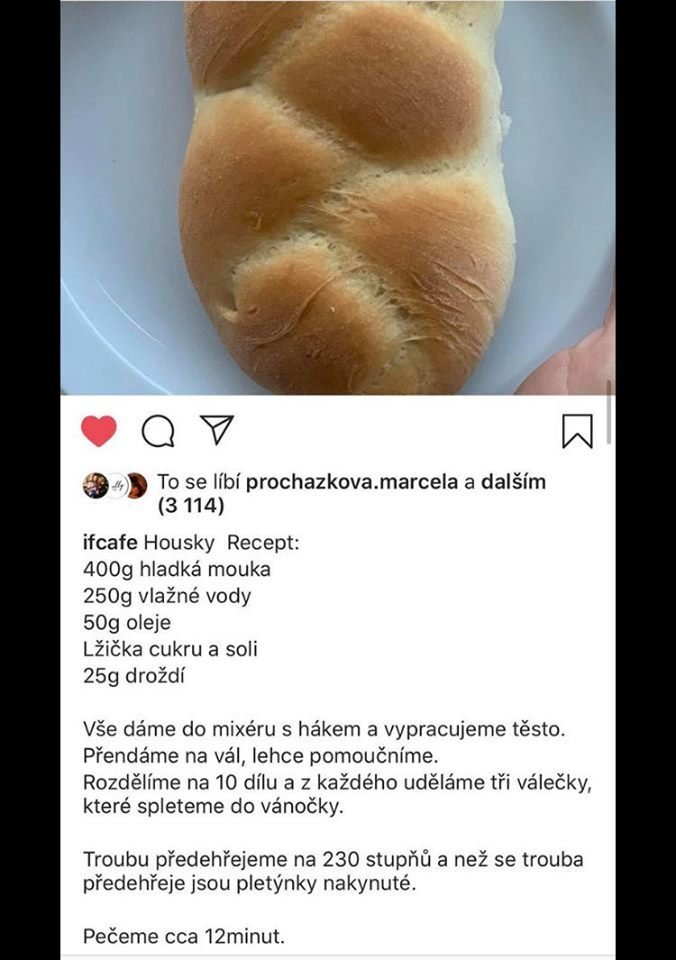 Nikol peče housky.