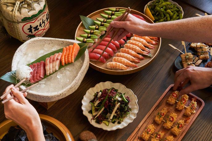 Do centra Prahy míří také dánský gastronomický řetězec Sticks'n'Sushi, který kombinuje japonské sushi se špízy připravovanými na grilu. Do centra Prahy míří také dánský gastronomický řetězec Sticks'n'Sushi, který kombinuje japonské sushi se špízy připravovanými na grilu.