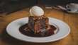 Sticky toffee pudding je jediný dezert, který si Kate dopřává.