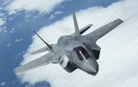 F-35B Lightning je nejmodernějším a nejdražším z britské letky.