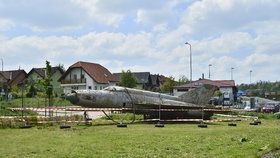 Před dvěma lety zakopali v Dolních Břežanech stíhačku. Symbol „nesmyslu“ je teď venku