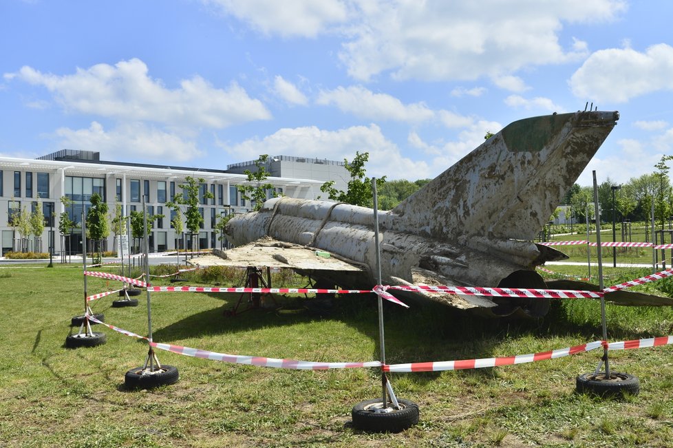 Pohřbená stíhačka v Dolních Břežanech se objevila zpátky na zemském povrchu.