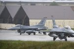 Stíhačky amerického letectva F-16 na ranveji vojenské základny v německém Spangdahlemu
