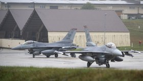 Stíhačky amerického letectva F-16 na ranveji vojenské základny v německém Spangdahlemu