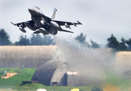 Stíhačka F-16 amerického letectva vzlétá ze základny v německém Spangdahlemu