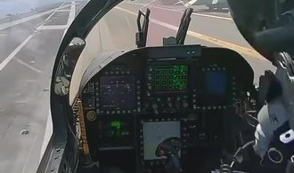 VIDEO DNE: Podívejte se, jak to vypadá v kokpitu stíhačky F-18 Hornet za letu
