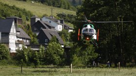 Helikoptéry při záchranných pracích po pádu letadla.