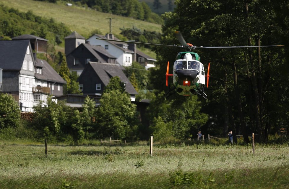Helikoptéry při záchranných pracích po pádu letadla.