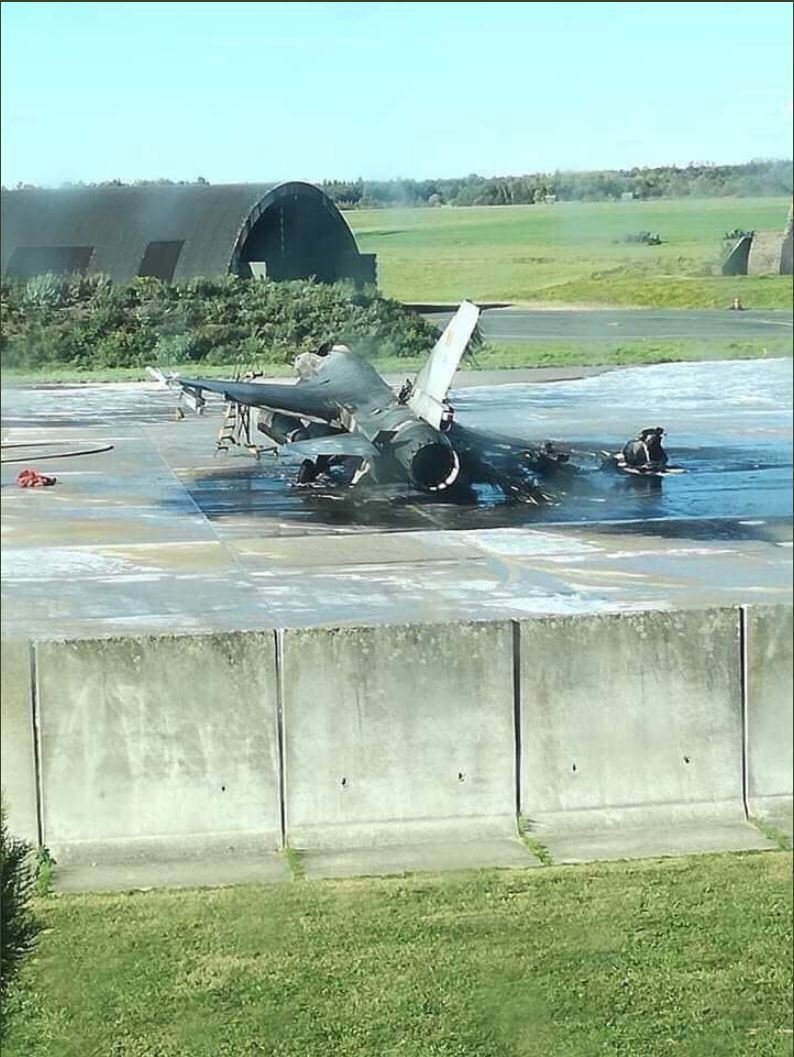 Z F-16 zbyl jen ohořelý vrak.