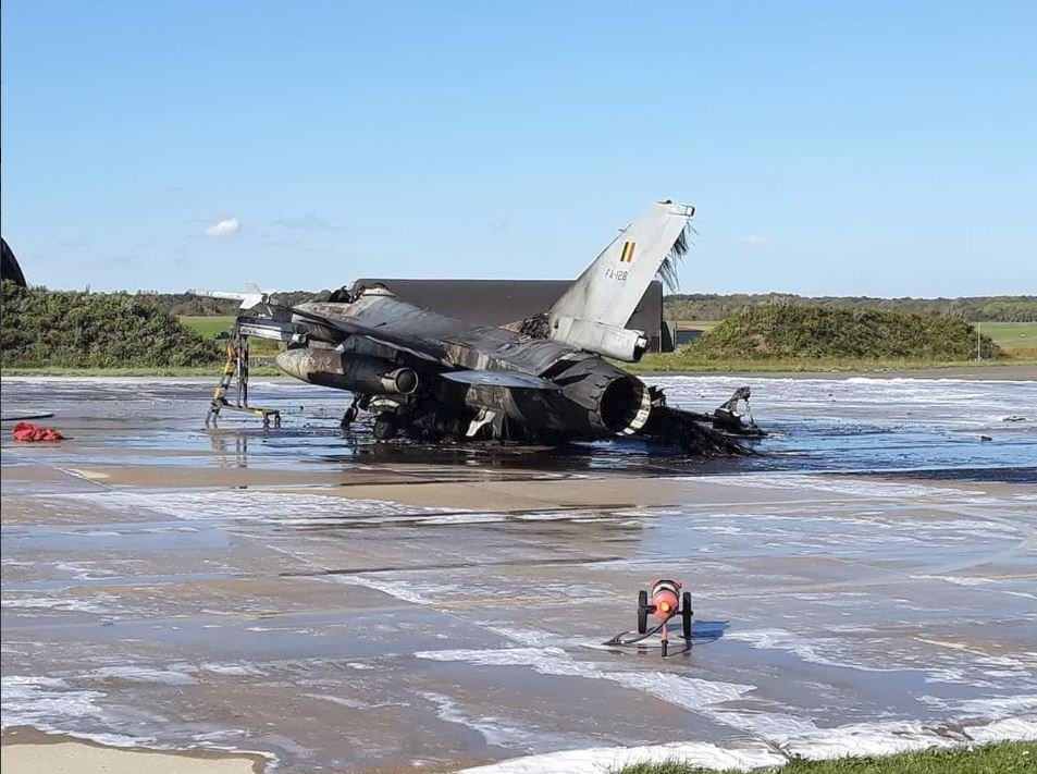 Z F-16 zbyl jen ohořelý vrak.