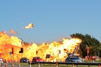 V Houstonu se zřítilo letadlo na parkoviště: Tři lidé zemřeli!